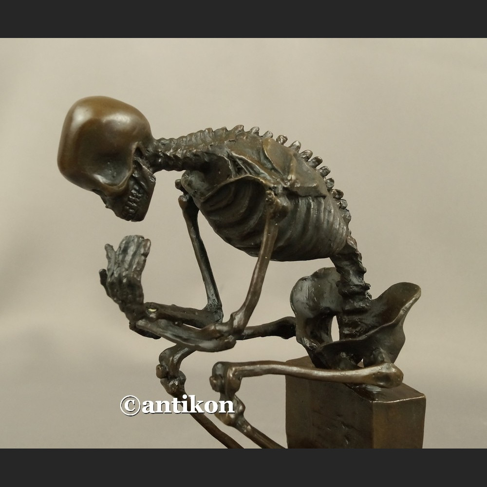 Figurka z brązu kościotrup myśliciel duży Figurka z brązu kościotrup myśliciel duży