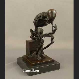 Figurka z brązu kościotrup myśliciel duży Figurka z brązu kościotrup myśliciel duży