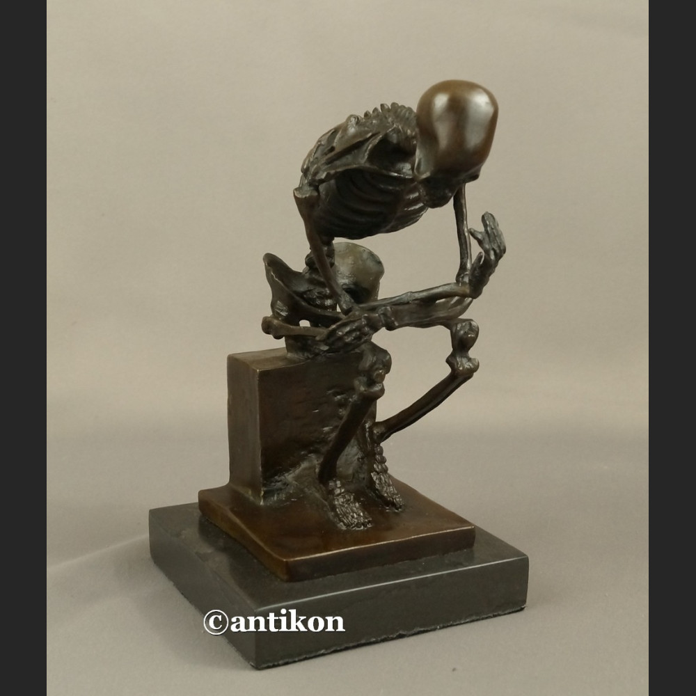 Figurka z brązu kościotrup myśliciel duży Figurka z brązu kościotrup myśliciel duży