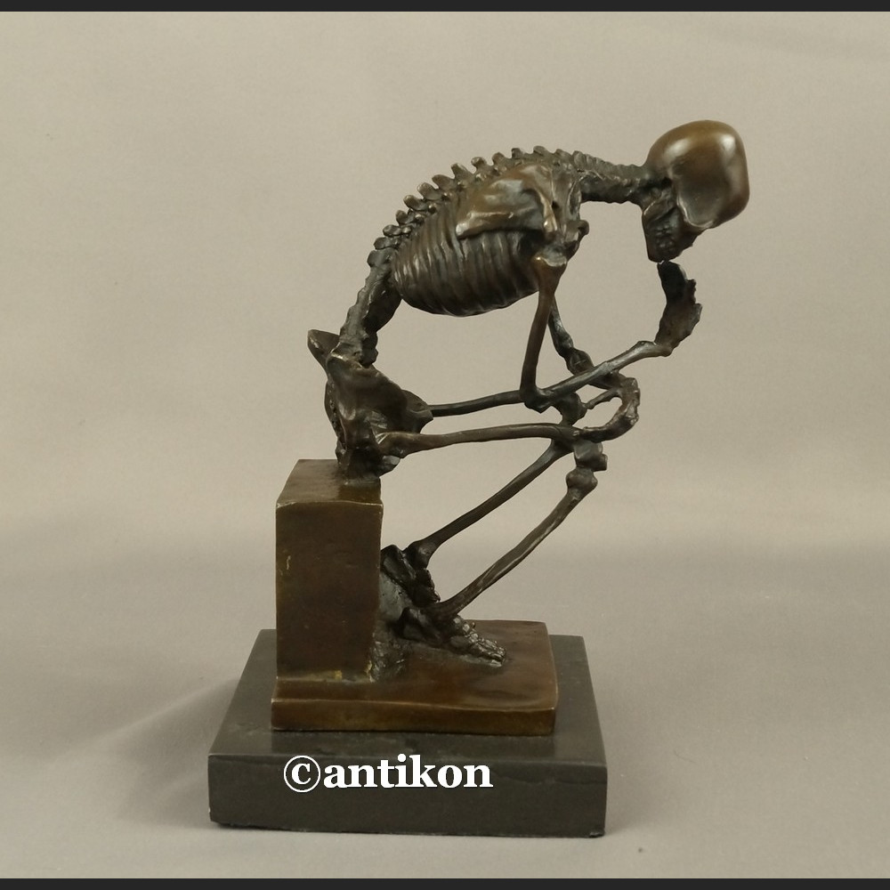 Figurka z brązu kościotrup myśliciel duży Figurka z brązu kościotrup myśliciel duży