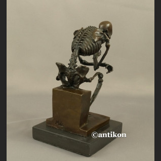 Figurka z brązu kościotrup myśliciel duży Figurka z brązu kościotrup myśliciel duży