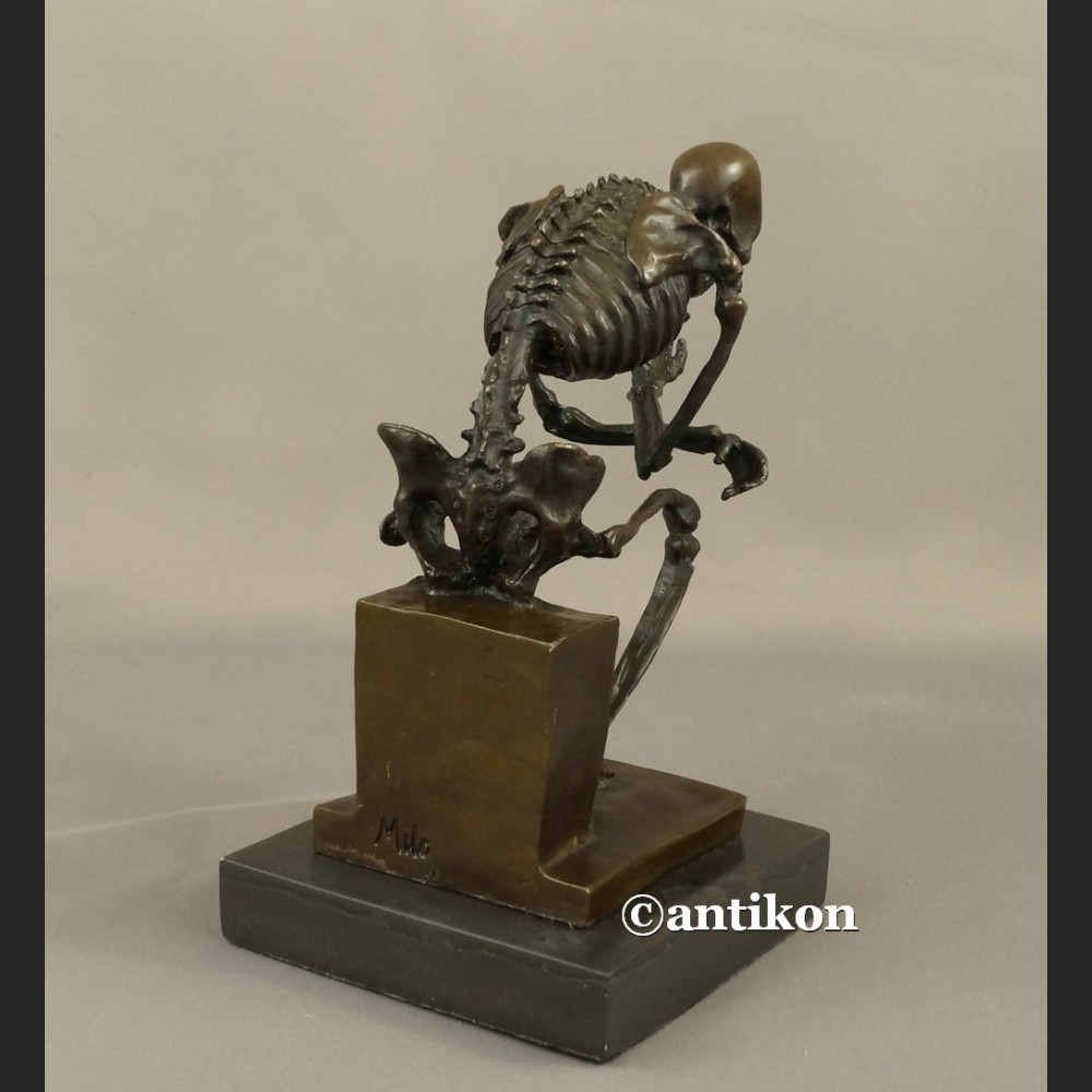 Figurka z brązu kościotrup myśliciel duży Figurka z brązu kościotrup myśliciel duży