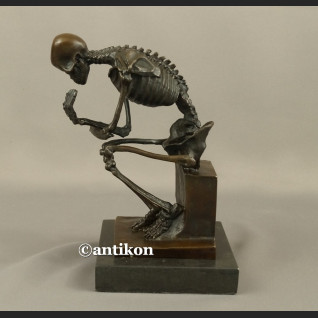 Figurka z brązu kościotrup myśliciel duży Figurka z brązu kościotrup myśliciel duży