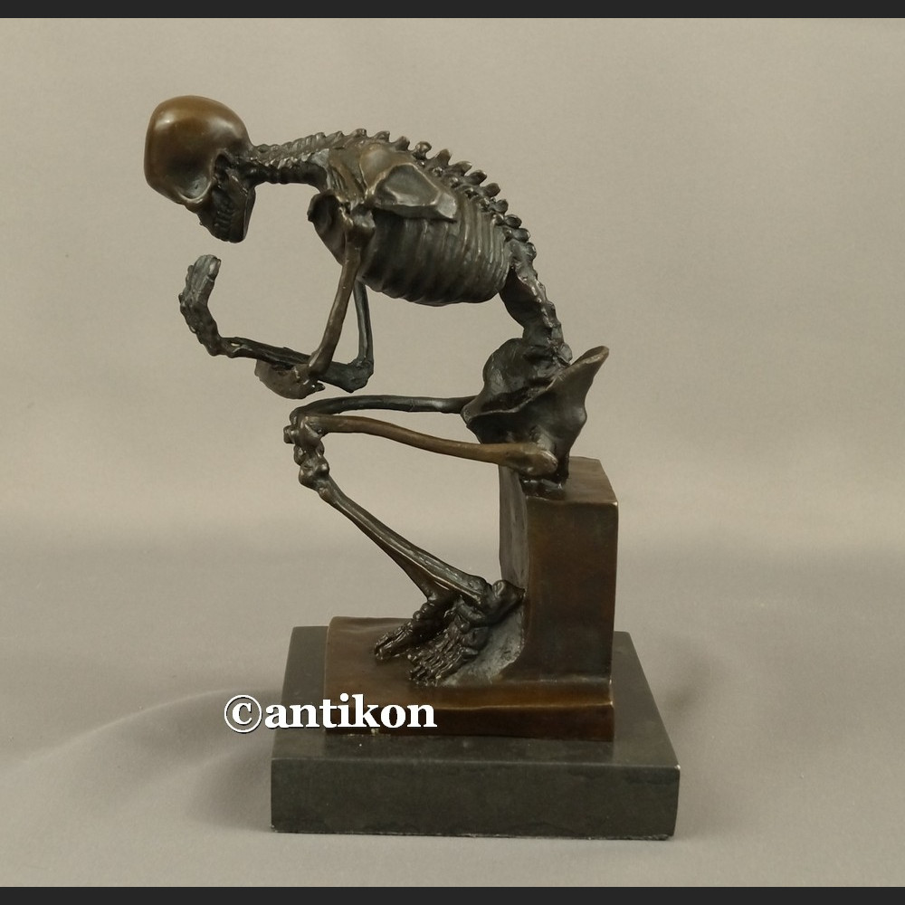 Figurka z brązu kościotrup myśliciel duży Figurka z brązu kościotrup myśliciel duży