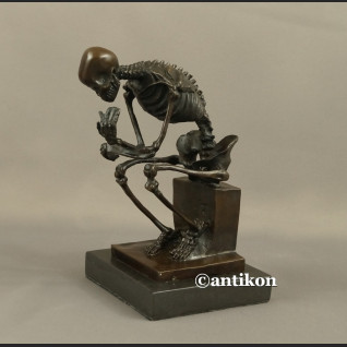 Figurka z brązu kościotrup myśliciel duży 