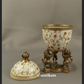 Jajo a'la Faberge piękna porcelanowa szkatuła z lwami Jajo a'la Faberge piękna porcelanowa szkatuła z lwami