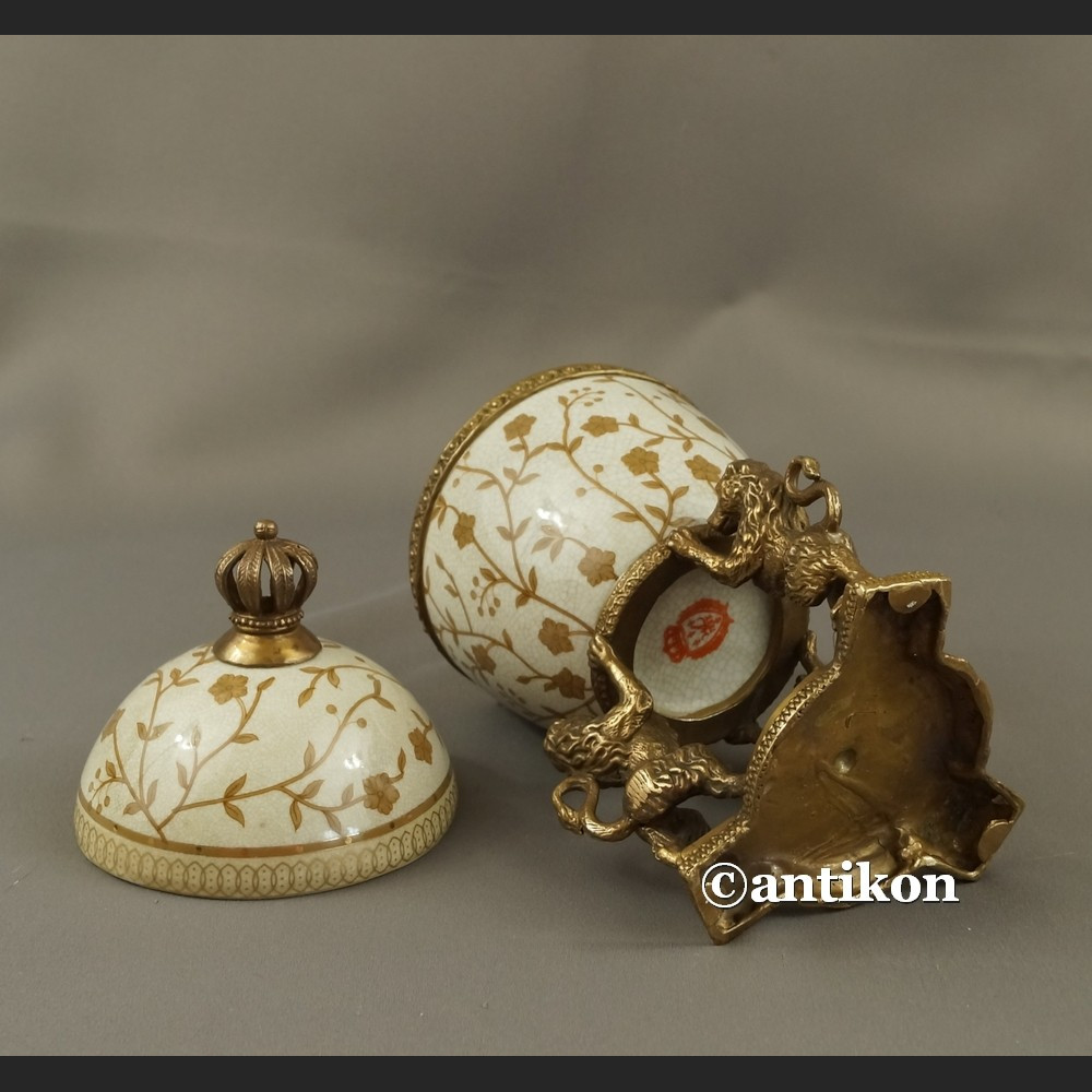 Jajo a'la Faberge piękna porcelanowa szkatuła z lwami Jajo a'la Faberge piękna porcelanowa szkatuła z lwami