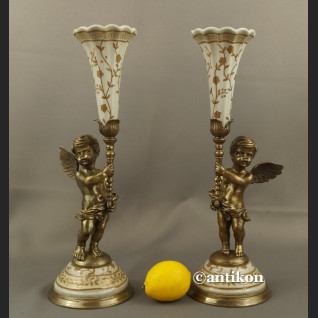 Świeczniki barokowe z amorkami porcelana z brązem  Świeczniki barokowe z amorkami porcelana z brązem