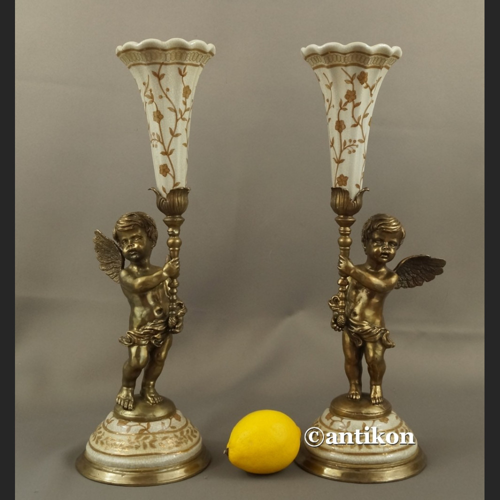 Świeczniki barokowe z amorkami porcelana z brązem  Świeczniki barokowe z amorkami porcelana z brązem
