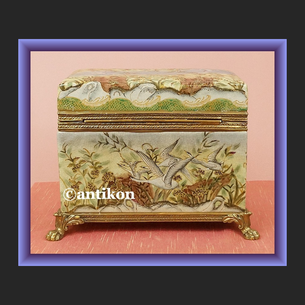 Wspaniała porcelanowa szkatuła duża skrzynia okuta w brąz