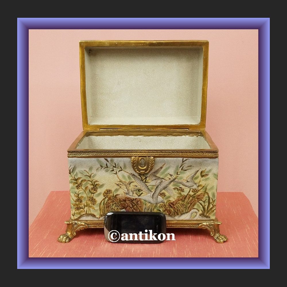 Wspaniała porcelanowa szkatuła duża skrzynia okuta w brąz