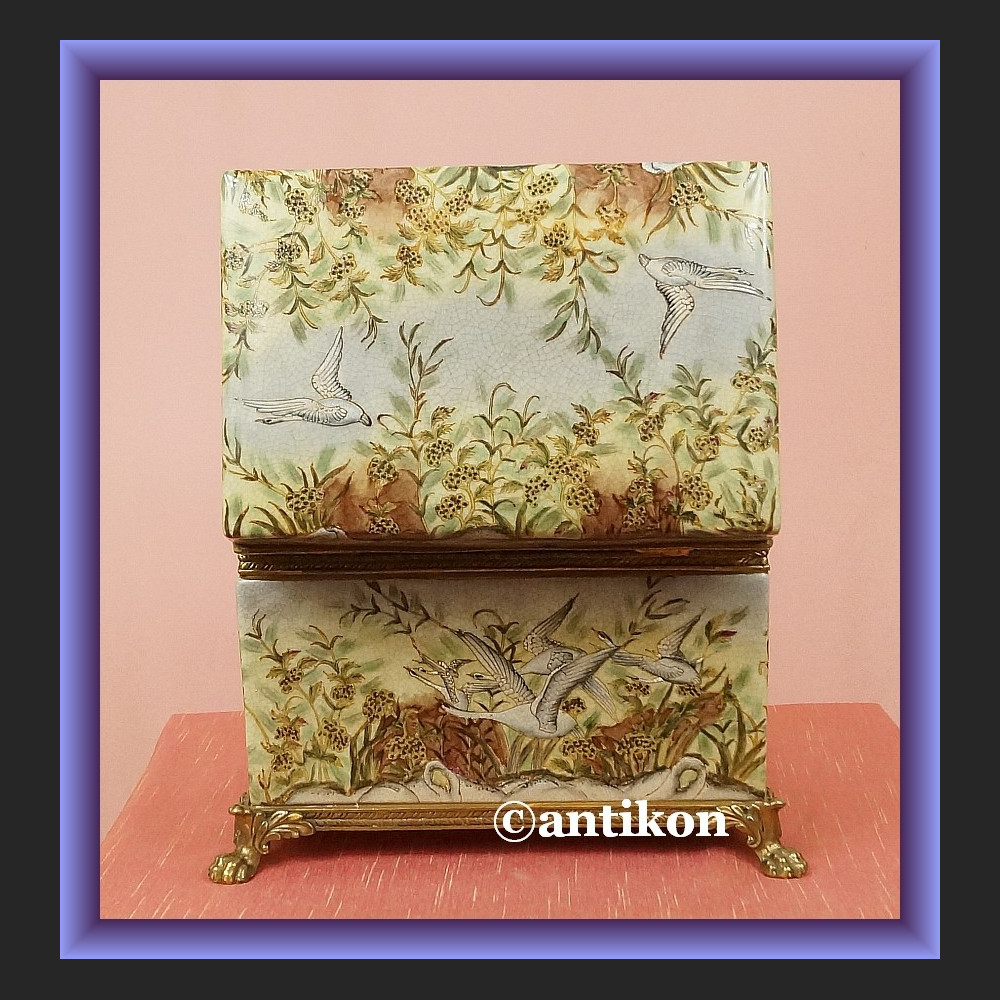 Wspaniała porcelanowa szkatuła duża skrzynia okuta w brąz