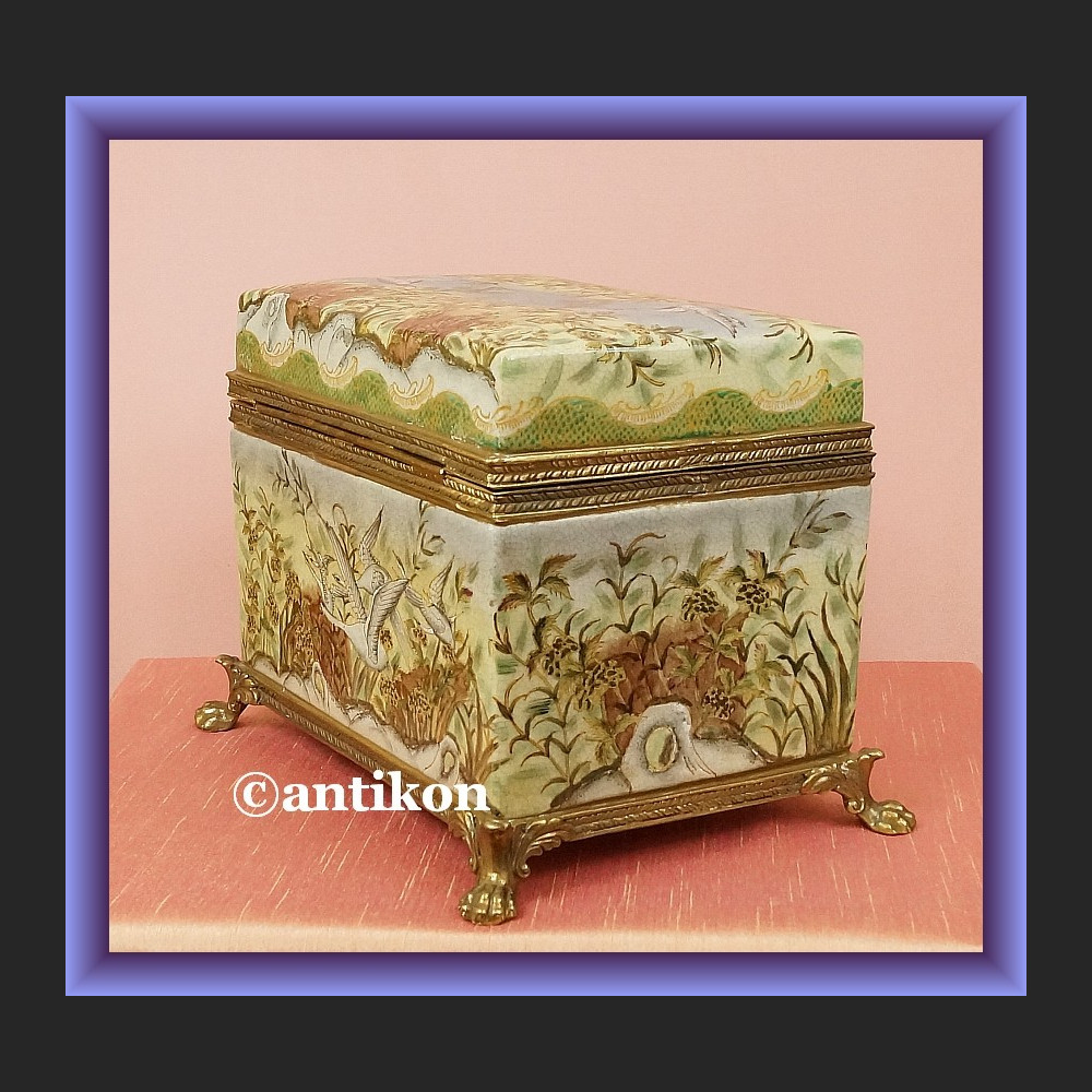 Wspaniała porcelanowa szkatuła duża skrzynia okuta w brąz