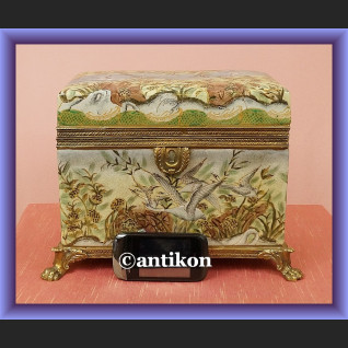 Wspaniała porcelanowa szkatuła duża skrzynia okuta w brąz