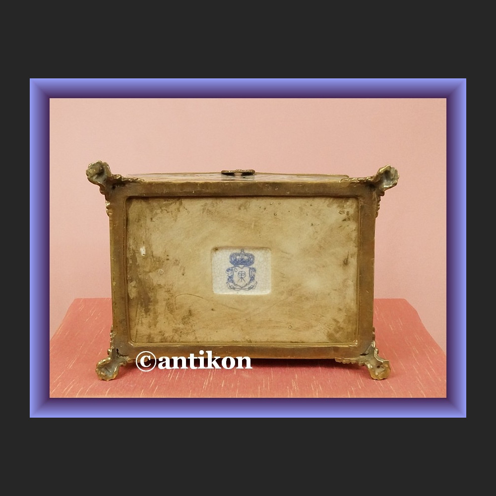 Wspaniała porcelanowa szkatuła duża skrzynia okuta w brąz