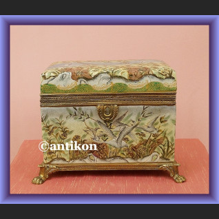 Wspaniała porcelanowa szkatuła duża skrzynia okuta w brąz