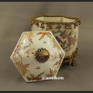 Bomboniera porcelanowa duża szkatuła okuta brązem