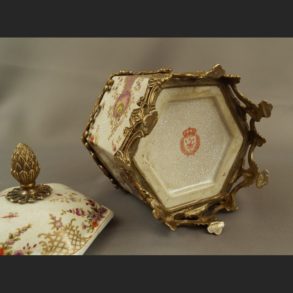 Bomboniera porcelanowa duża szkatuła okuta brązem