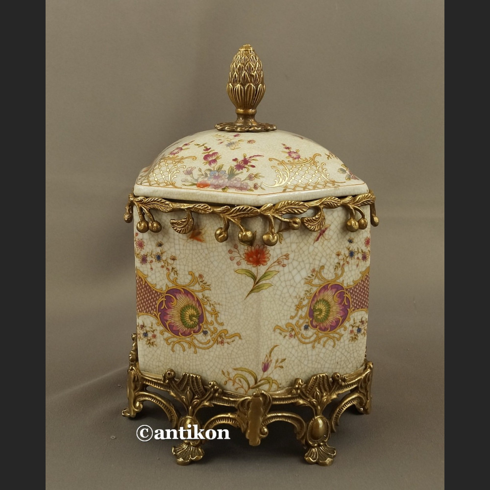 Bomboniera porcelanowa duża szkatuła okuta brązem