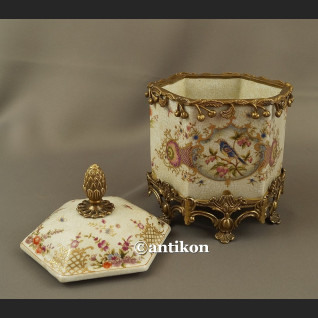 Bomboniera porcelanowa duża szkatuła okuta brązem