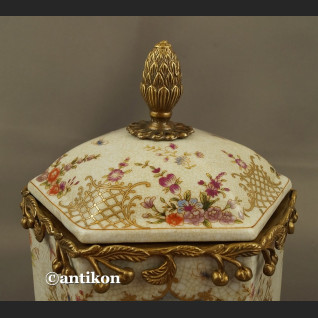 Bomboniera porcelanowa duża szkatuła okuta brązem