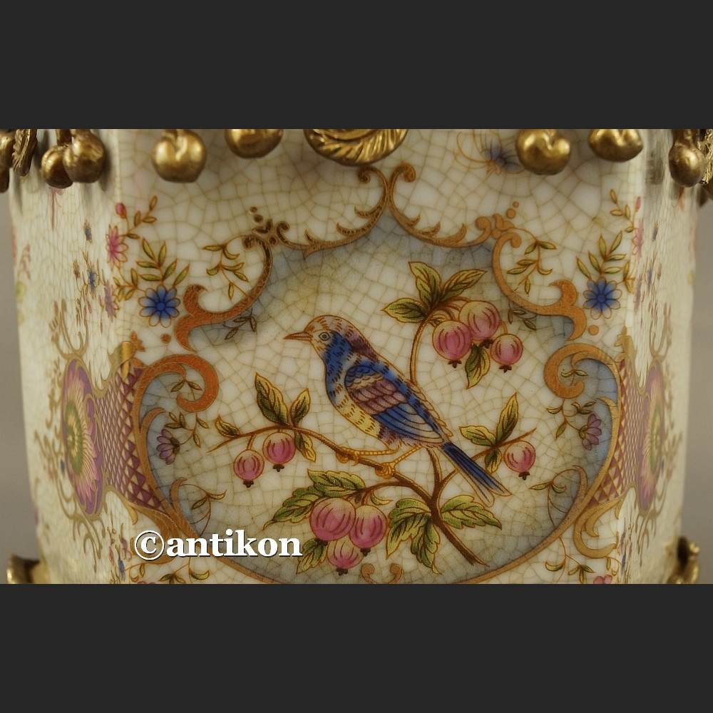 Bomboniera porcelanowa duża szkatuła okuta brązem