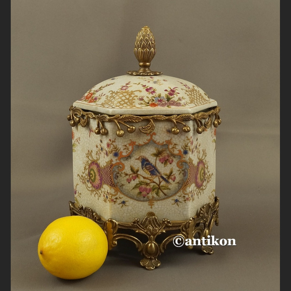 Bomboniera porcelanowa duża szkatuła okuta brązem