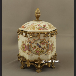Bomboniera porcelanowa duża szkatuła okuta brązem