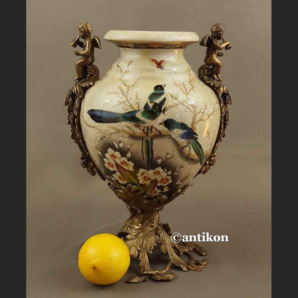 Wazon porcelanowy z ptakami jaskółki