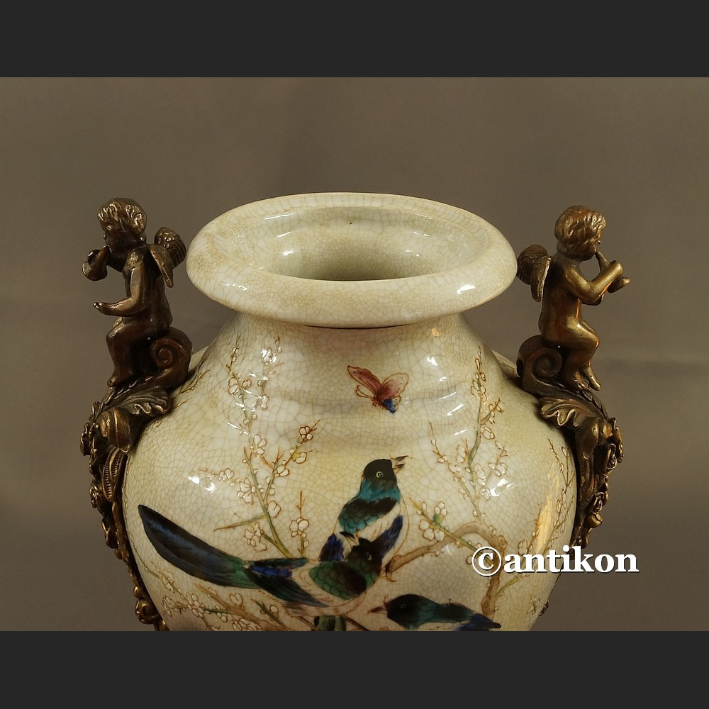 Wazon porcelanowy z ptakami jaskółki