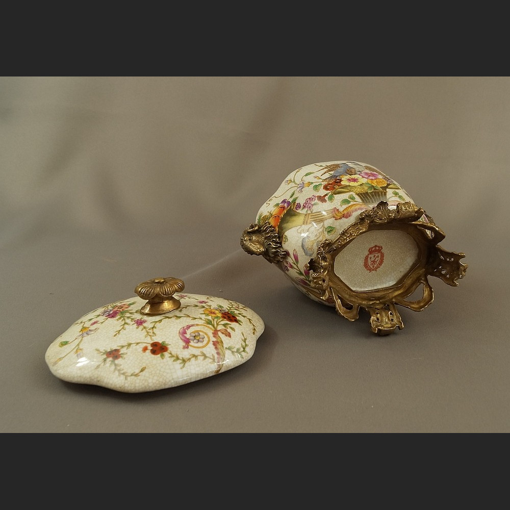 Bomboniera porcelanowa gołębie i róg obfitości na szczęście