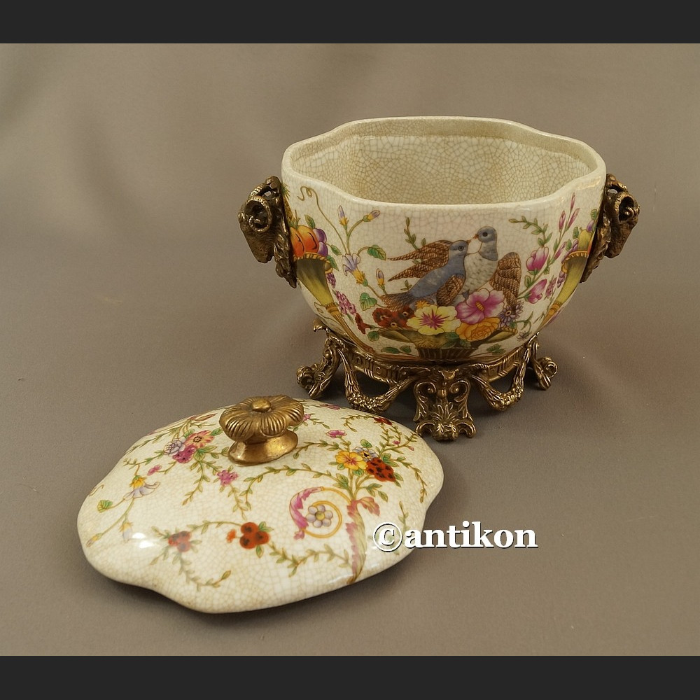 Bomboniera porcelanowa gołębie i róg obfitości na szczęście