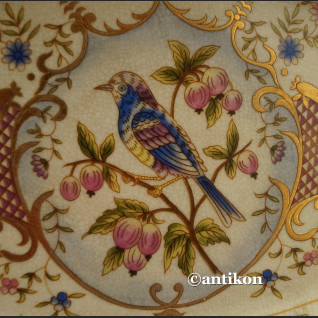 Paterka porcelanowa z uroczym ptaszkiem