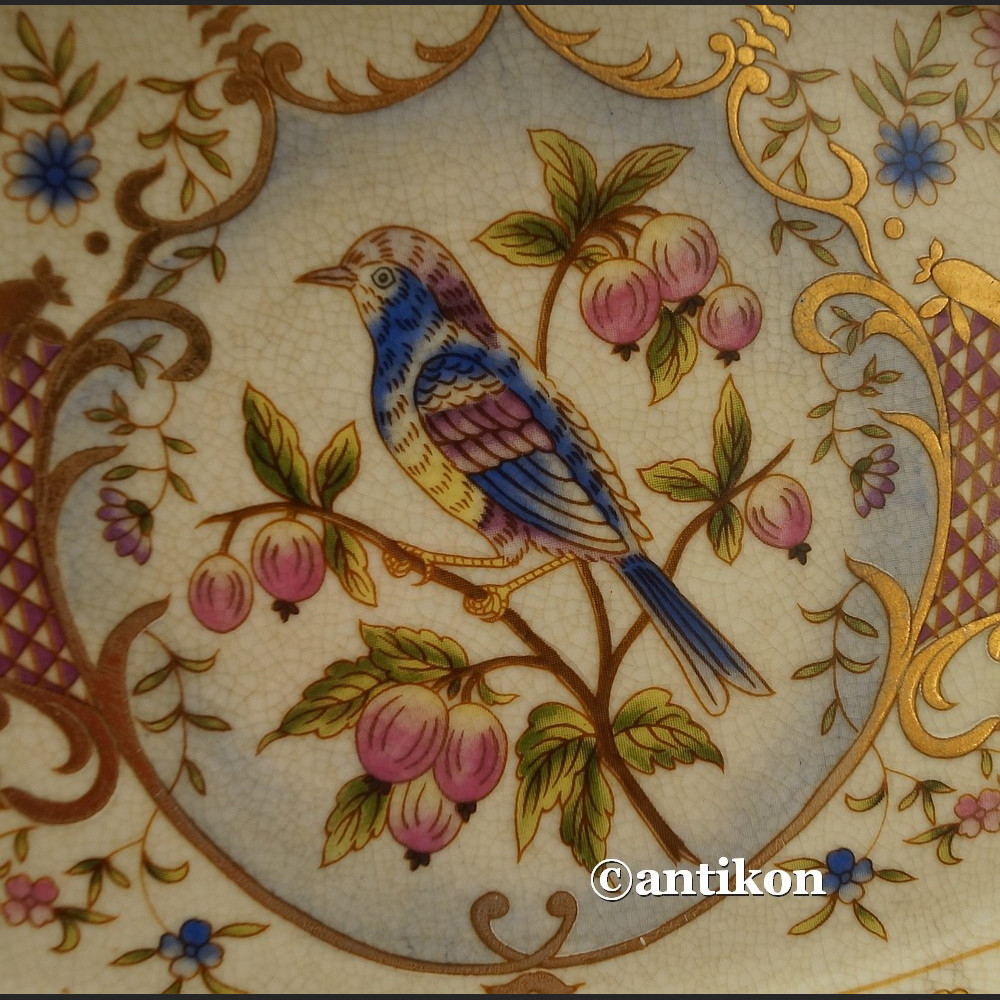 Paterka porcelanowa z uroczym ptaszkiem