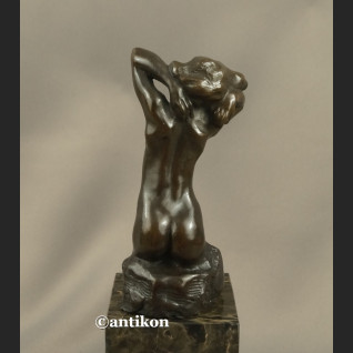 Rzeźba Rodin kobieta kąpiąca się  Francja  Rzeźba Rodin kobieta kąpiąca się  Francja