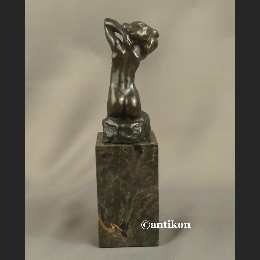 Rzeźba Rodin kobieta kąpiąca się  Francja  Rzeźba Rodin kobieta kąpiąca się  Francja