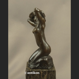 Rzeźba Rodin kobieta kąpiąca się  Francja  Rzeźba Rodin kobieta kąpiąca się  Francja