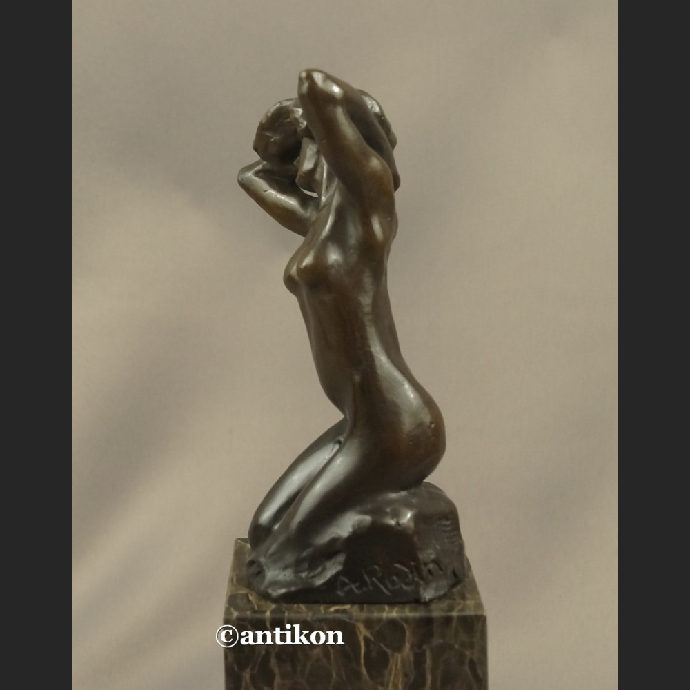 Rzeźba Rodin kobieta kąpiąca się  Francja  Rzeźba Rodin kobieta kąpiąca się  Francja