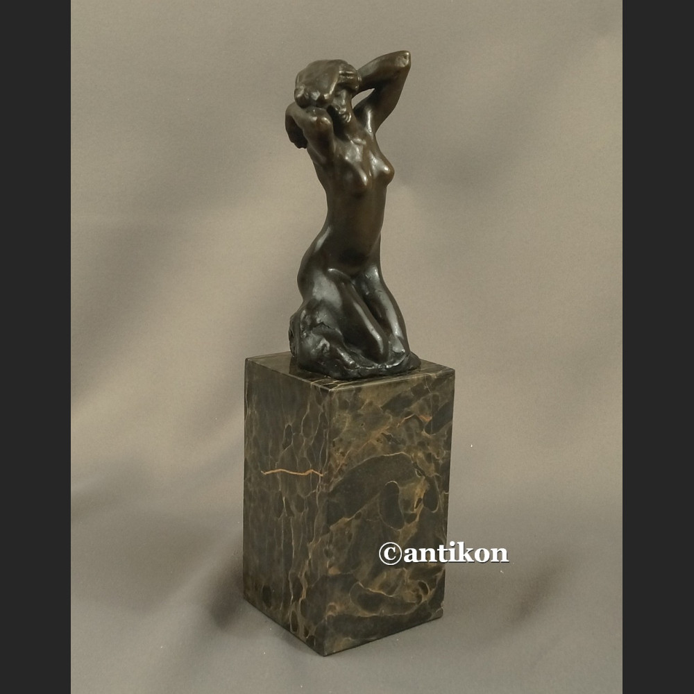 Rzeźba Rodin kobieta kąpiąca się  Francja  Rzeźba Rodin kobieta kąpiąca się  Francja