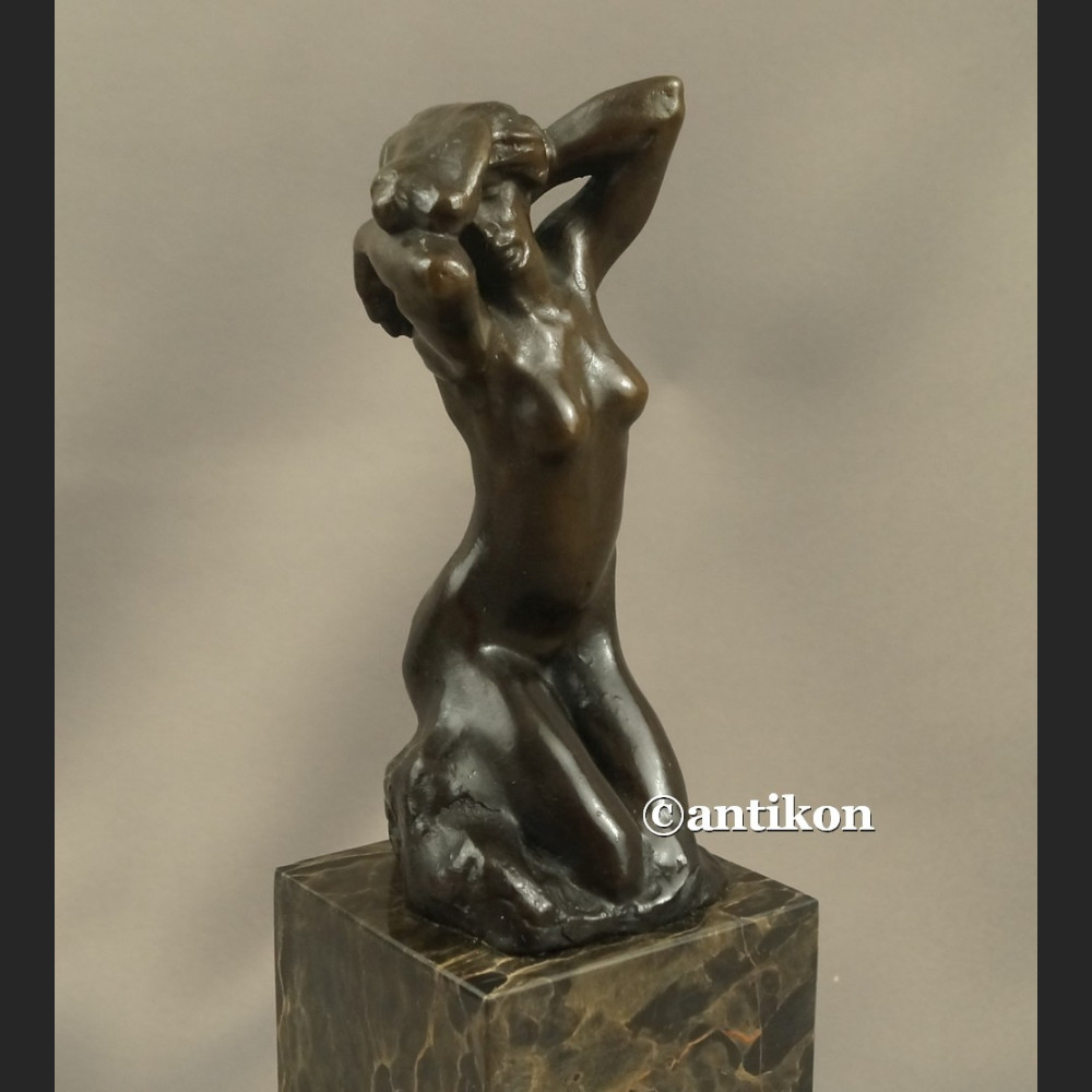 Rzeźba Rodin kobieta kąpiąca się  Francja  Rzeźba Rodin kobieta kąpiąca się  Francja