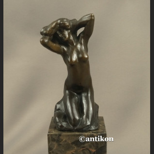 Rzeźba Rodin kobieta kąpiąca się  Francja 