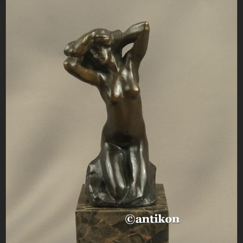 Rzeźba Rodin kobieta kąpiąca się  Francja 