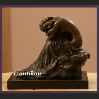 ŚLICZNA ŚPIĄCA DZIEWCZYNA AKT Z BRĄZU RZEŹBA ART DECO