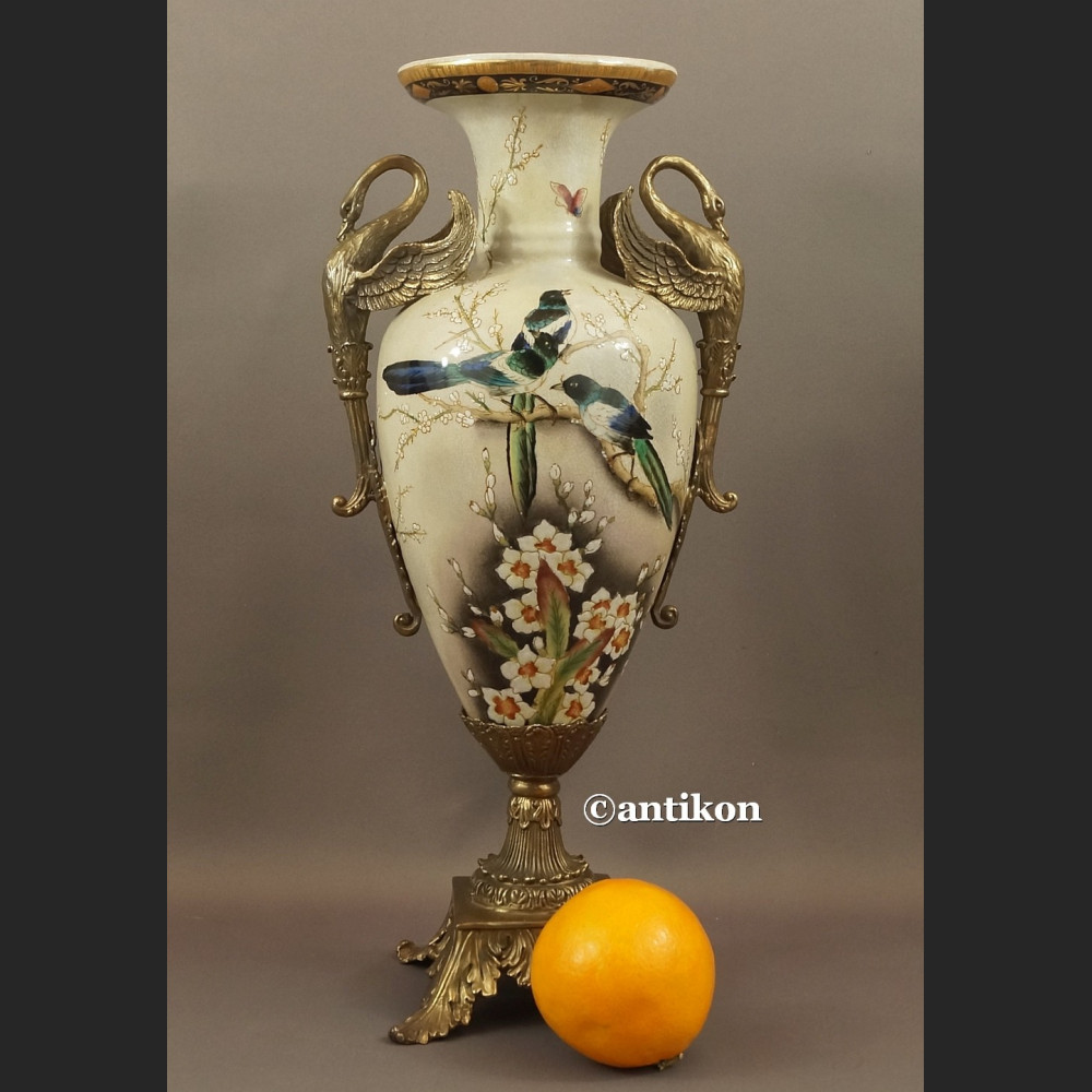 Wazon porcelanowy z jaskółkami