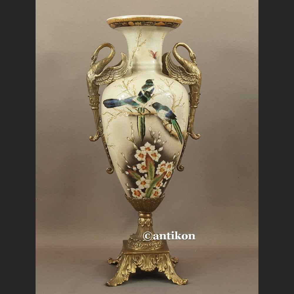 Wazon porcelanowy z jaskółkami