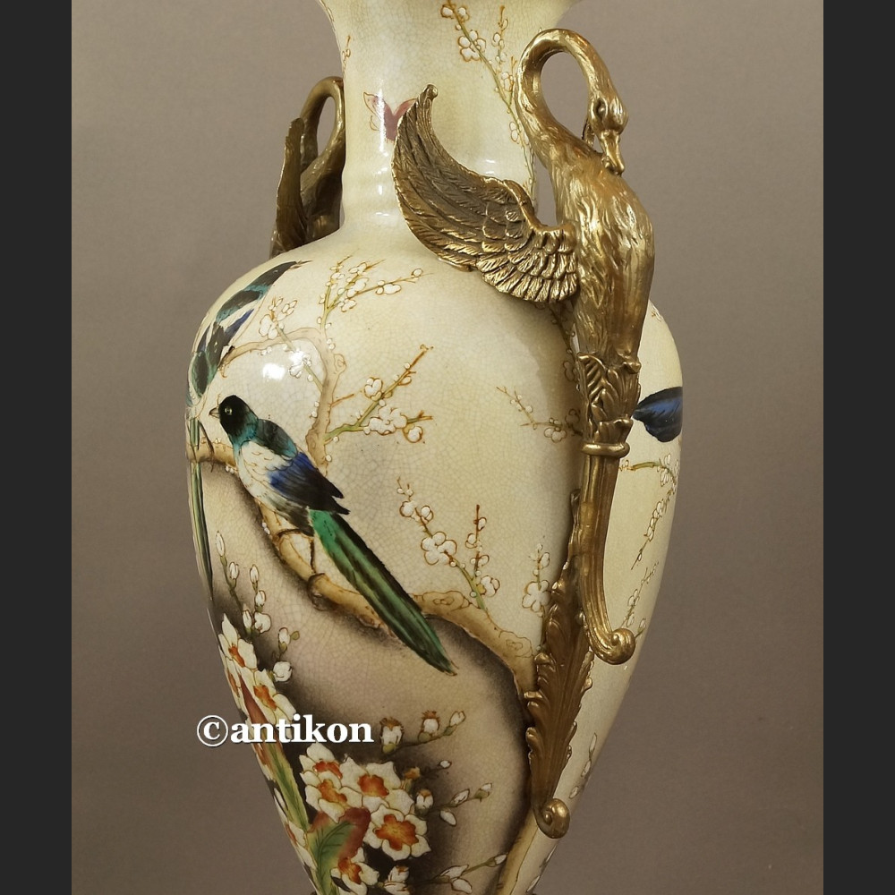 Wazon porcelanowy z jaskółkami