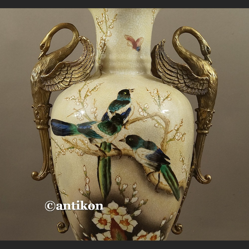 Wazon porcelanowy z jaskółkami