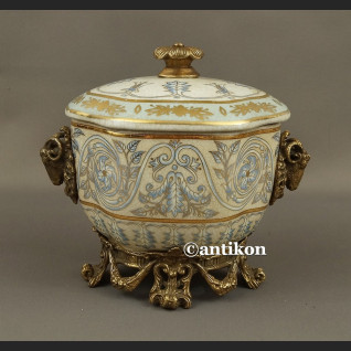 Szkatuła z francuskim wzorem porcelana z brązem Szkatuła z francuskim wzorem porcelana z brązem
