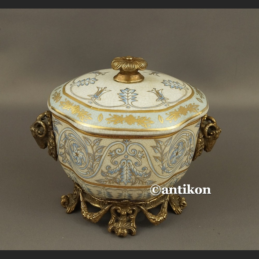 Szkatuła z francuskim wzorem porcelana z brązem Szkatuła z francuskim wzorem porcelana z brązem