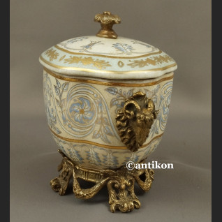 Szkatuła z francuskim wzorem porcelana z brązem Szkatuła z francuskim wzorem porcelana z brązem